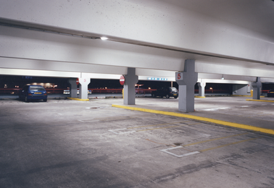 360061 Gezicht in een parkeergarage in het kantoor- en winkelcentrum Hoog Catharijne te Utrecht.